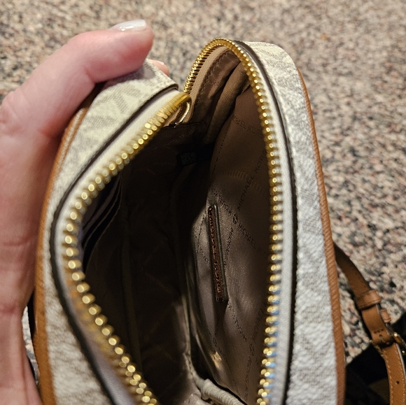Michael Kors Crossbody Handbag - Picture 5 of 9